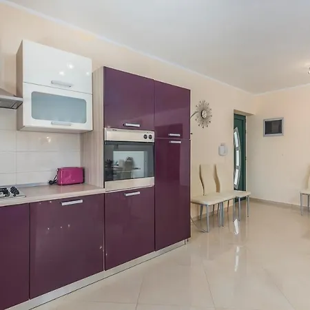 Villa Sandra With Heated Pool Svetvincenat
