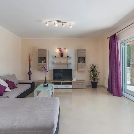 Sandra With Heated Pool Villa