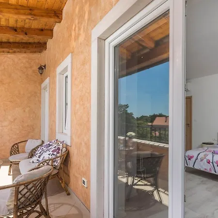 Villa Sandra With Heated Pool Svetvincenat